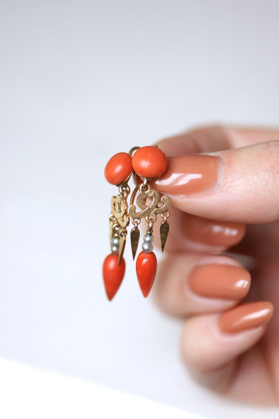 Antique pink gold, coral and pearl earrings - Galerie Pénélope