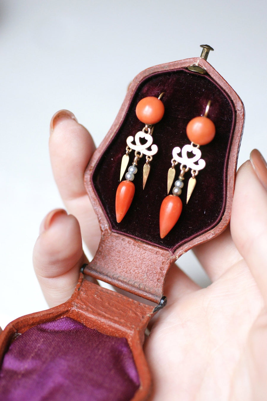 Antique pink gold, coral and pearl earrings - Galerie Pénélope