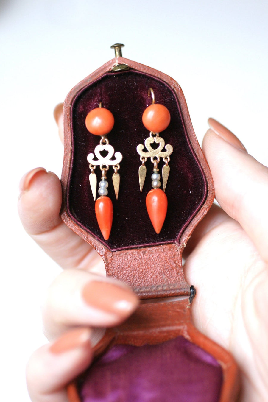 Antique pink gold, coral and pearl earrings - Galerie Pénélope