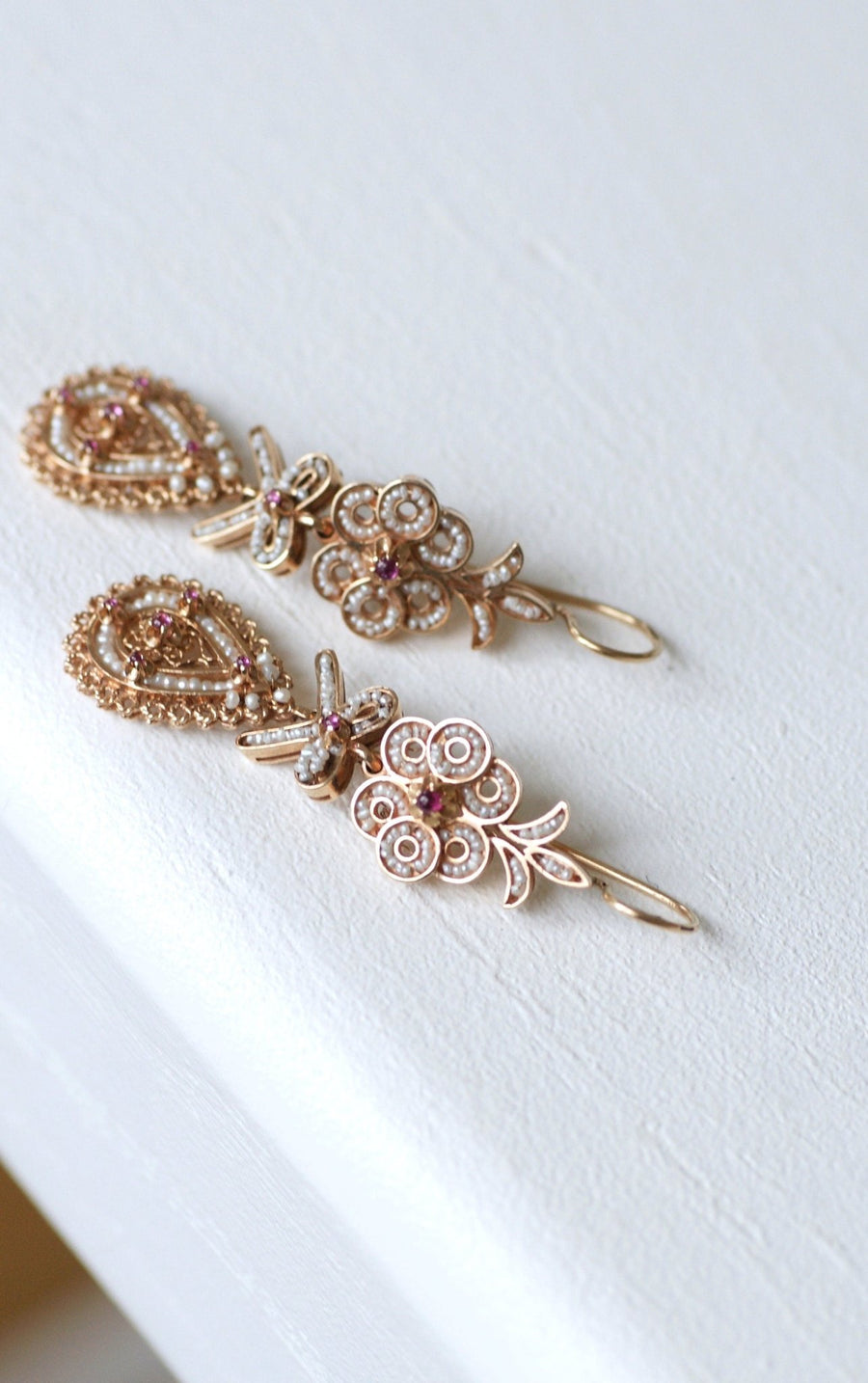 Antique earrings, pearls, rubies on pink gold filigree - Galerie Pénélope
