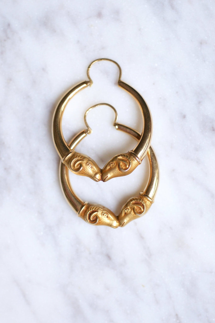 Creole earrings ram's head in yellow gold, 70's - Galerie Pénélope