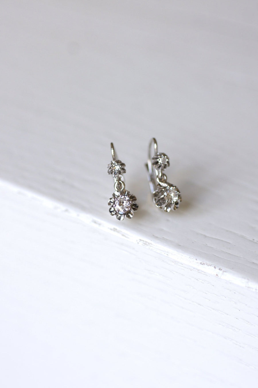 Antique Art Deco sleeper earrings in white gold, platinum and diamonds 0.50 Ct - Galerie Pénélope