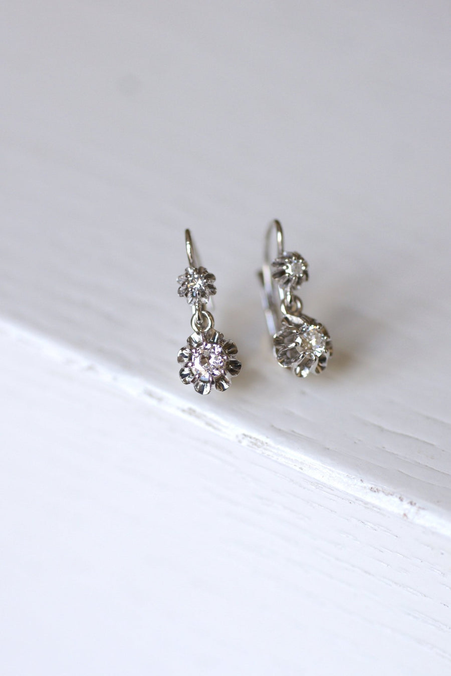 Antique Art Deco sleeper earrings in white gold, platinum and diamonds 0.50 Ct - Galerie Pénélope