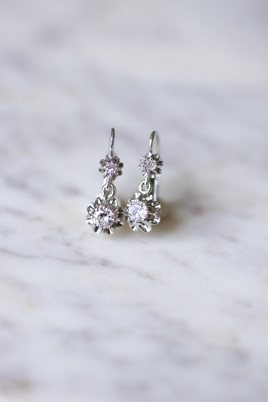 Antique Art Deco sleeper earrings in white gold, platinum and diamonds 0.50 Ct - Galerie Pénélope
