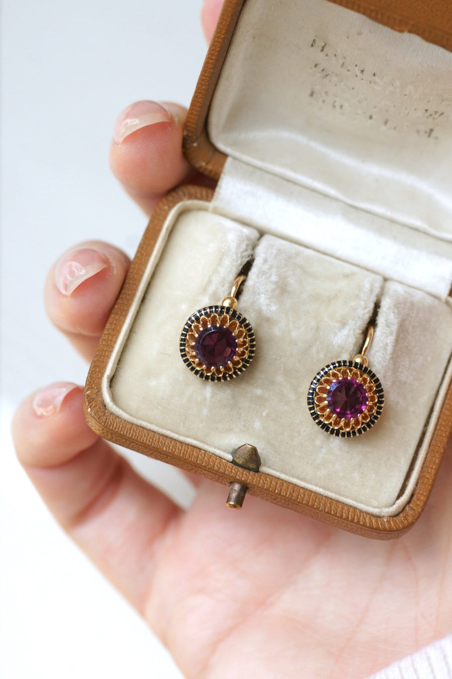 Yellow gold, enamel and garnet earrings - Galerie Pénélope