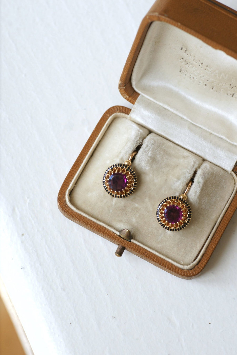 Yellow gold, enamel and garnet earrings - Galerie Pénélope