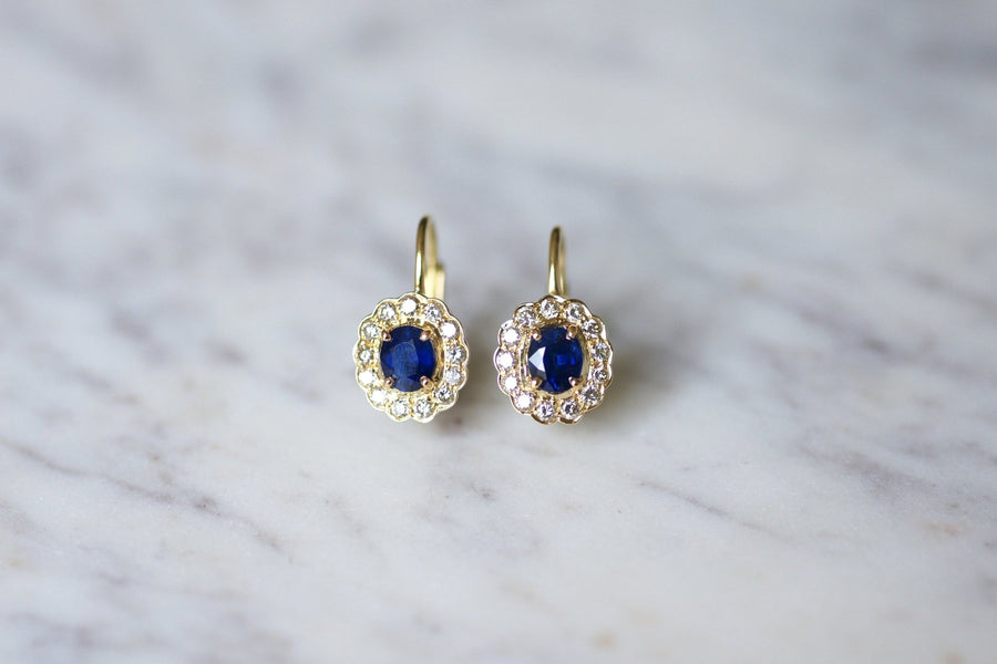 Vintage daisy earrings in yellow gold, sapphire surrounded by diamonds - Galerie Pénélope