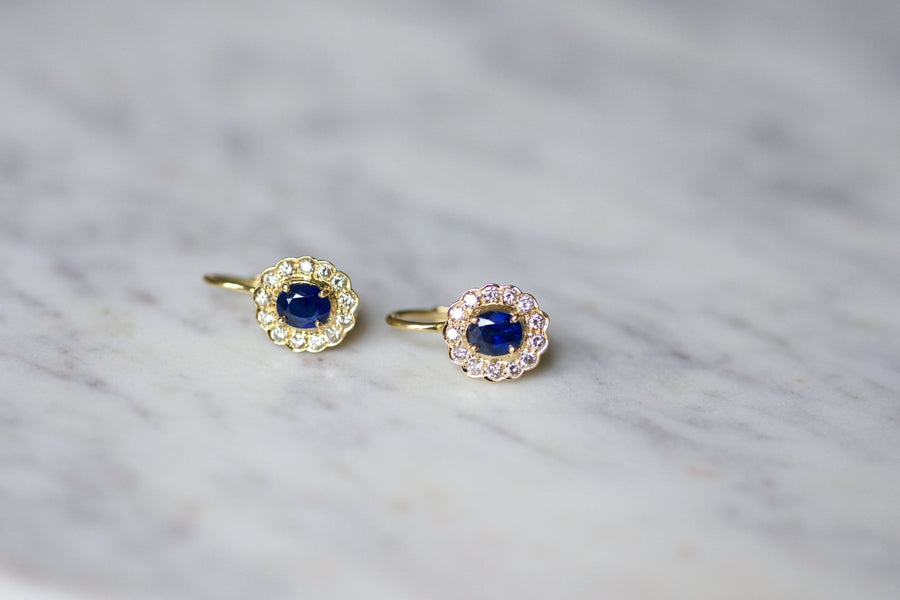 Vintage daisy earrings in yellow gold, sapphire surrounded by diamonds - Galerie Pénélope