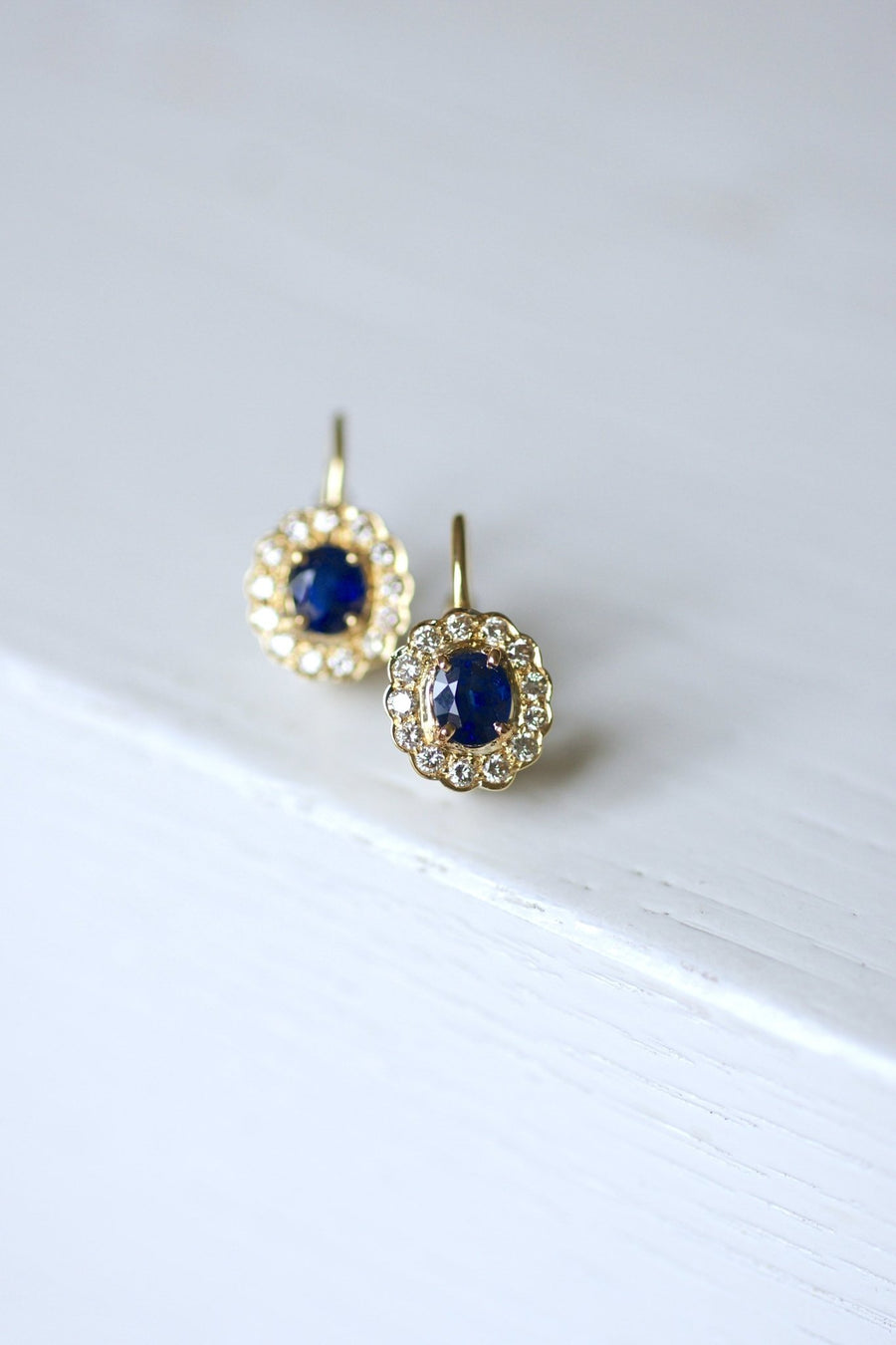 Vintage daisy earrings in yellow gold, sapphire surrounded by diamonds - Galerie Pénélope