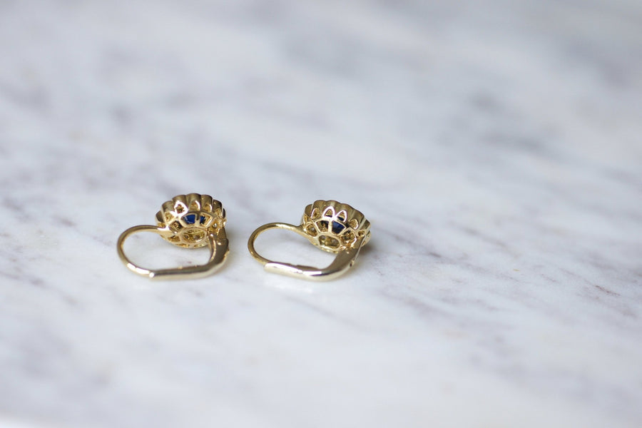 Vintage daisy earrings in yellow gold, sapphire surrounded by diamonds - Galerie Pénélope