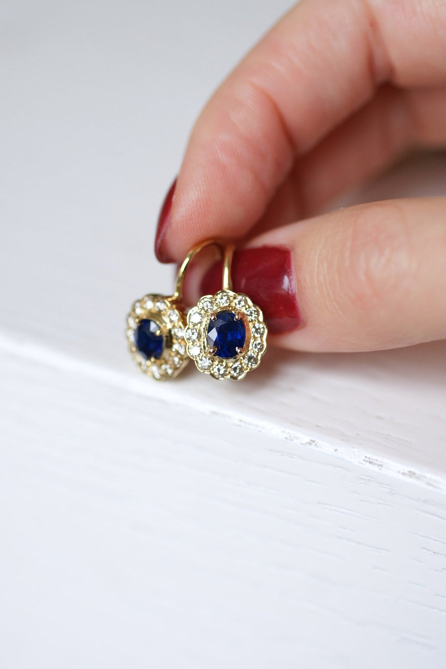 Vintage daisy earrings in yellow gold, sapphire surrounded by diamonds - Galerie Pénélope