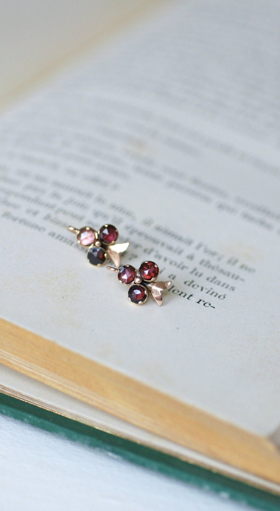 Clover earrings in pink gold and garnets - Penelope Gallery