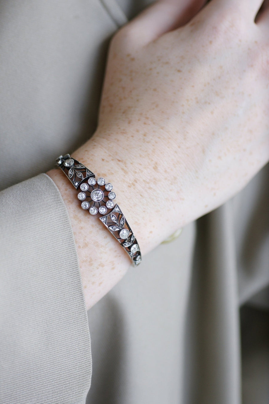 Antique daisy bracelet in pink gold, silver and diamonds - Penelope Gallery
