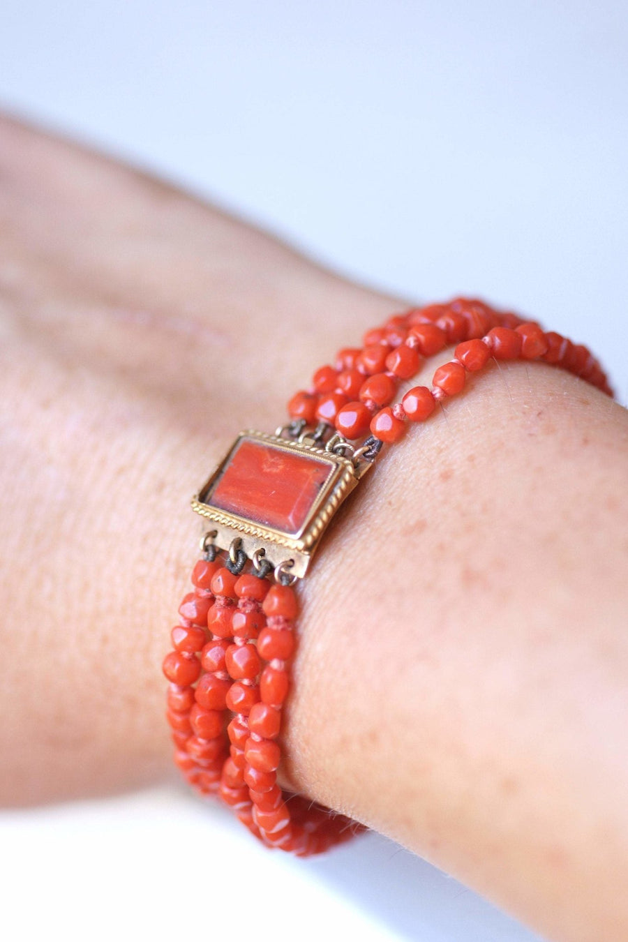Antique coral row bracelet, gold clasp - Galerie Pénélope
