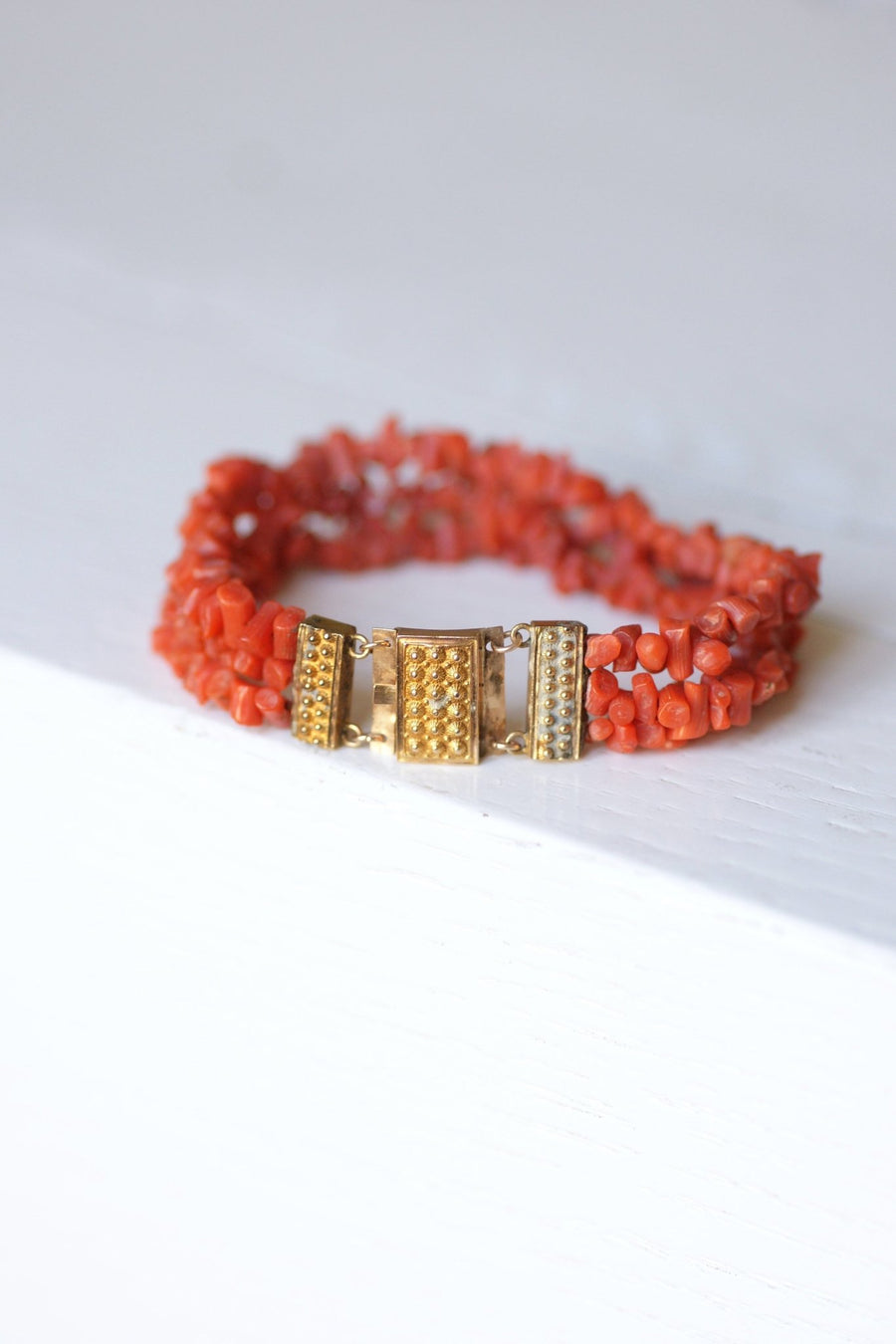 Antique three-row coral bracelet, gold clasp - Galerie Pénélope