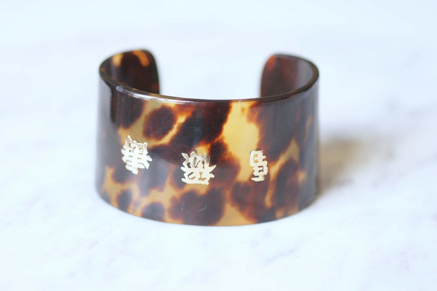Vintage tortoiseshell and gold ideograms cuff bracelet, 70's - Galerie Pénélope
