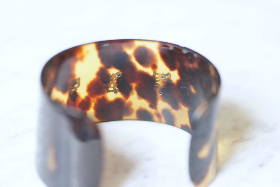 Vintage tortoiseshell and gold ideograms cuff bracelet, 70's - Galerie Pénélope