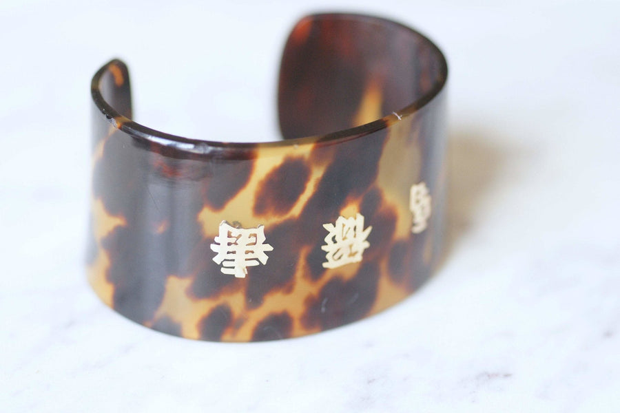 Vintage tortoiseshell and gold ideograms cuff bracelet, 70's - Galerie Pénélope