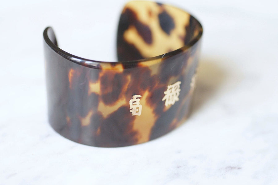 Vintage tortoiseshell and gold ideograms cuff bracelet, 70's - Galerie Pénélope