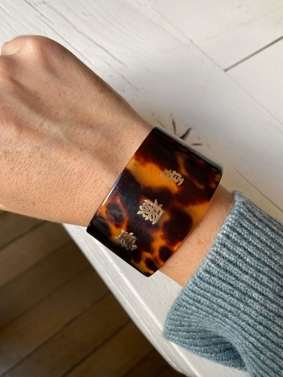 Vintage tortoiseshell and gold ideograms cuff bracelet, 70's - Galerie Pénélope