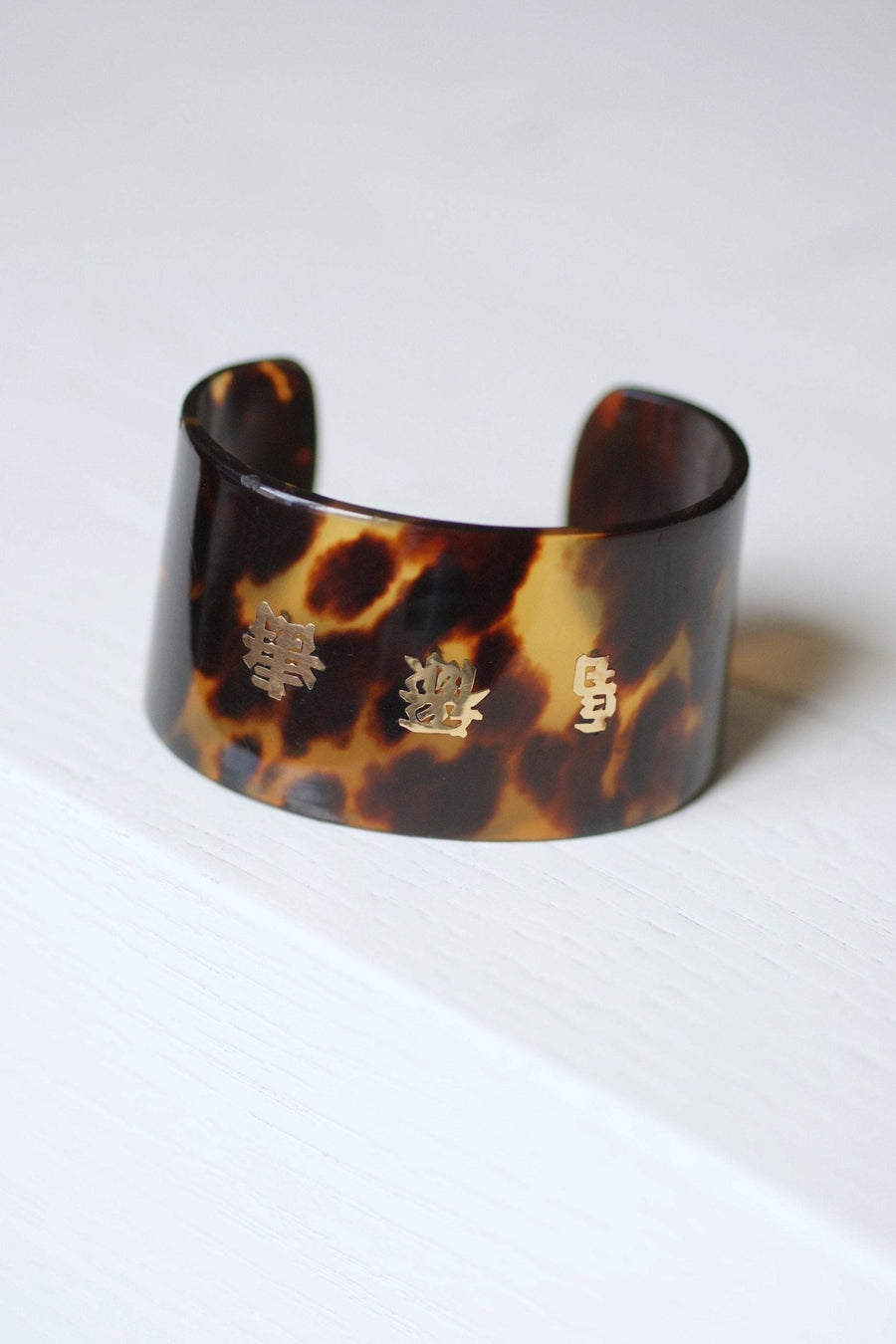 Vintage tortoiseshell and gold ideograms cuff bracelet, 70's - Galerie Pénélope