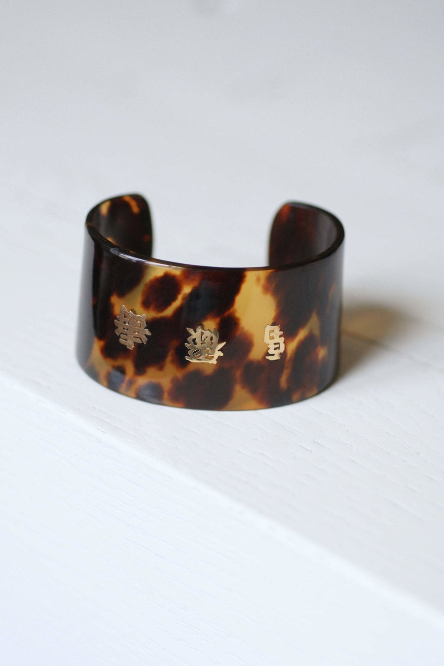 Vintage tortoiseshell and gold ideograms cuff bracelet, 70's - Galerie Pénélope
