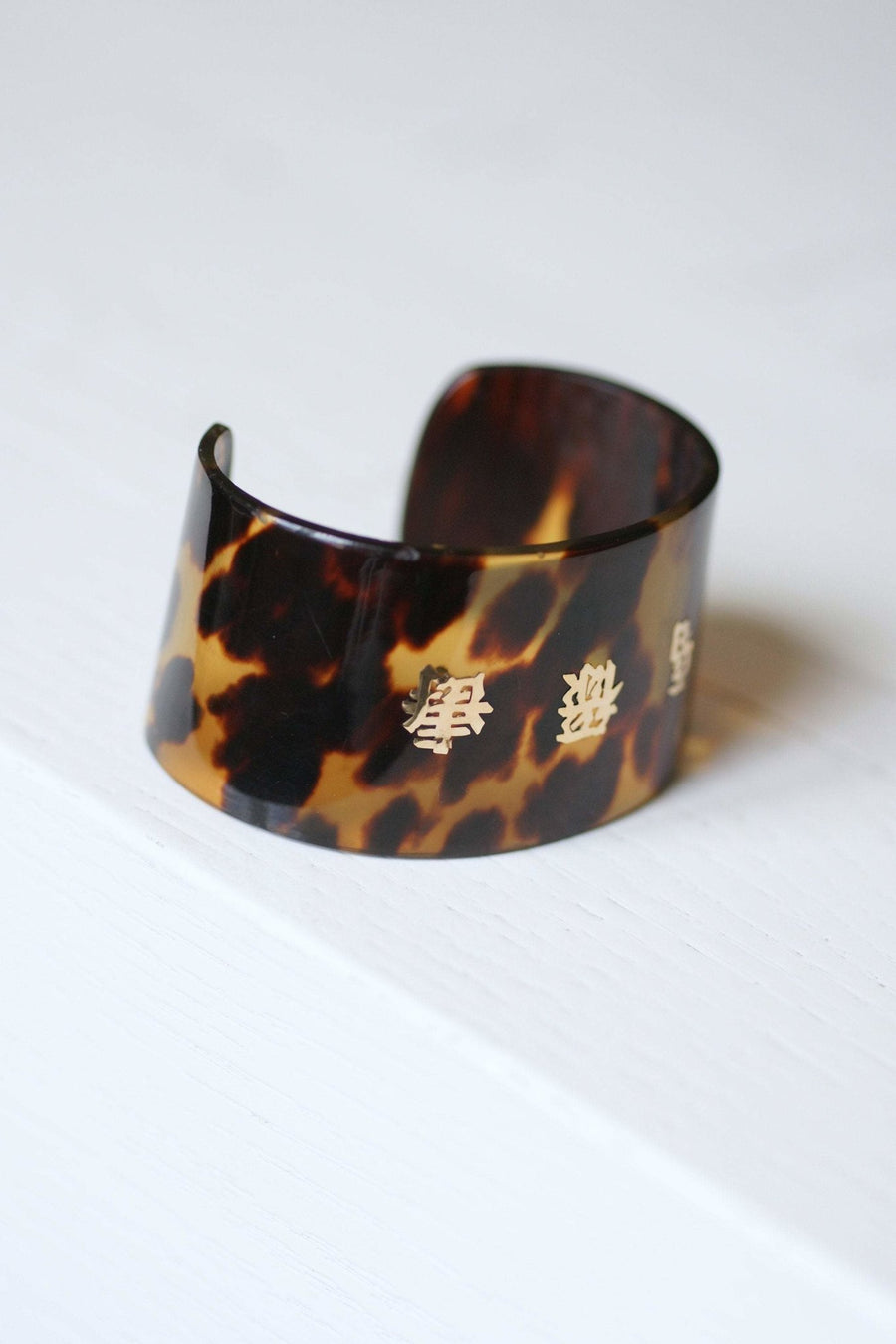 Vintage tortoiseshell and gold ideograms cuff bracelet, 70's - Galerie Pénélope
