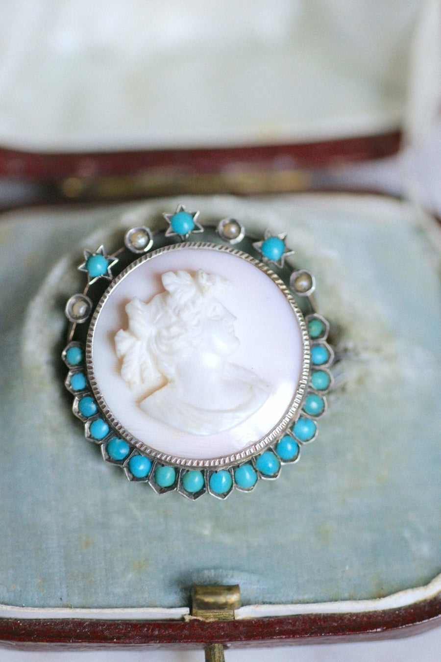 Antique austrian brooch pink shell, turquoise and pearl cameo on silver - Galerie Pénélope