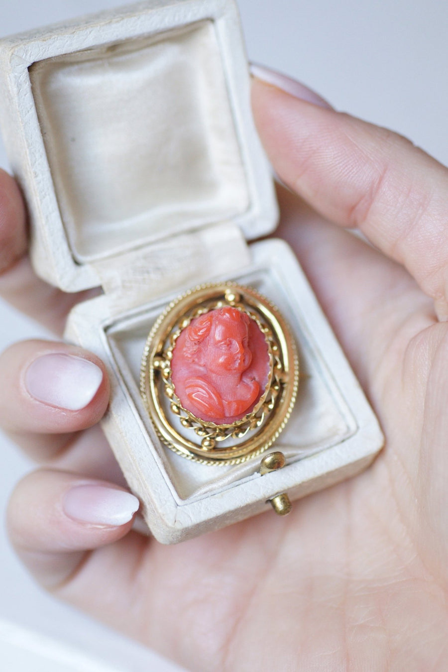 Antique brooch in yellow gold and coral angel cameo - Galerie Pénélope