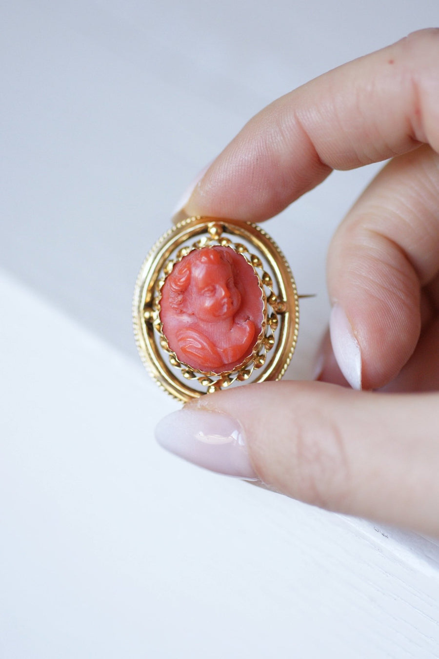 Antique brooch in yellow gold and coral angel cameo - Galerie Pénélope