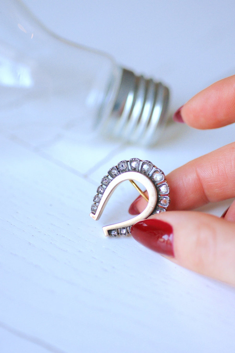 Antique horseshoe brooch set with diamonds, pink gold and silver - Galerie Pénélope