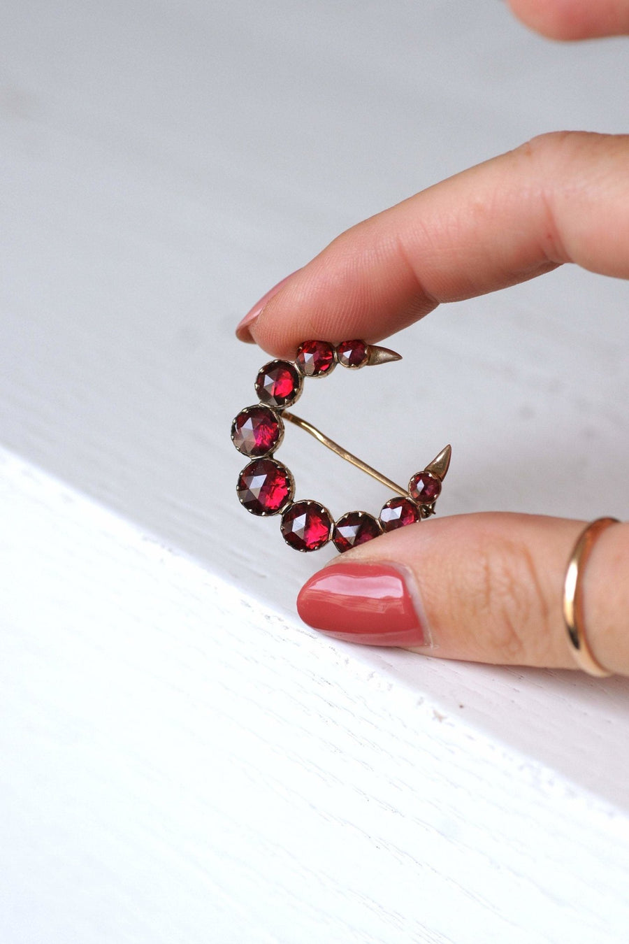 Antique moon crescent brooch in pink gold and garnets from Perpignan - Galerie Pénélope