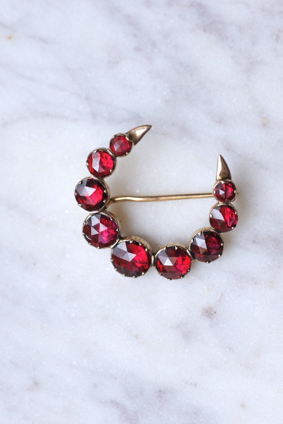 Antique moon crescent brooch in pink gold and garnets from Perpignan - Galerie Pénélope