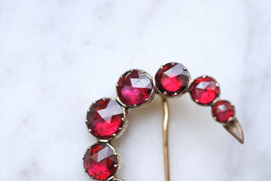 Antique moon crescent brooch in pink gold and garnets from Perpignan - Galerie Pénélope