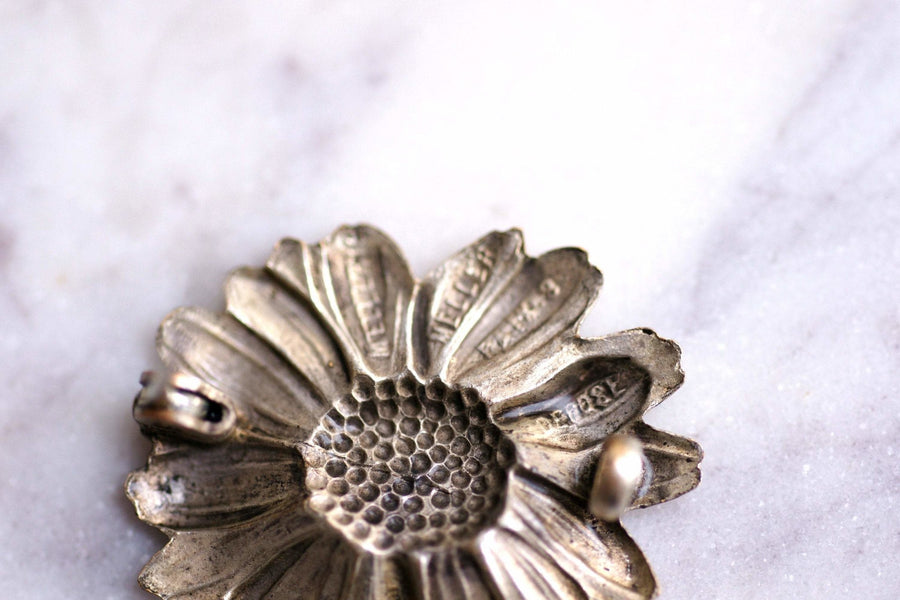 Vintage daisy flower brooch signed Mellerio in metal, Circa 1930 - Penelope Gallery