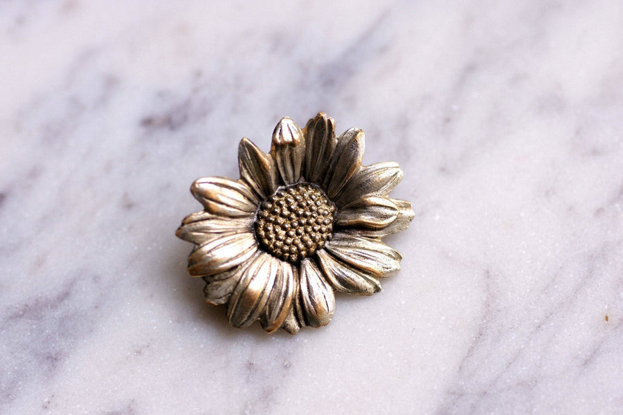 Vintage daisy flower brooch signed Mellerio in metal, Circa 1930 - Penelope Gallery