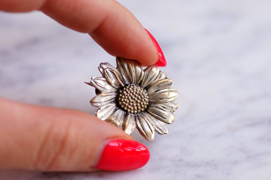 Vintage daisy flower brooch signed Mellerio in metal, Circa 1930 - Penelope Gallery