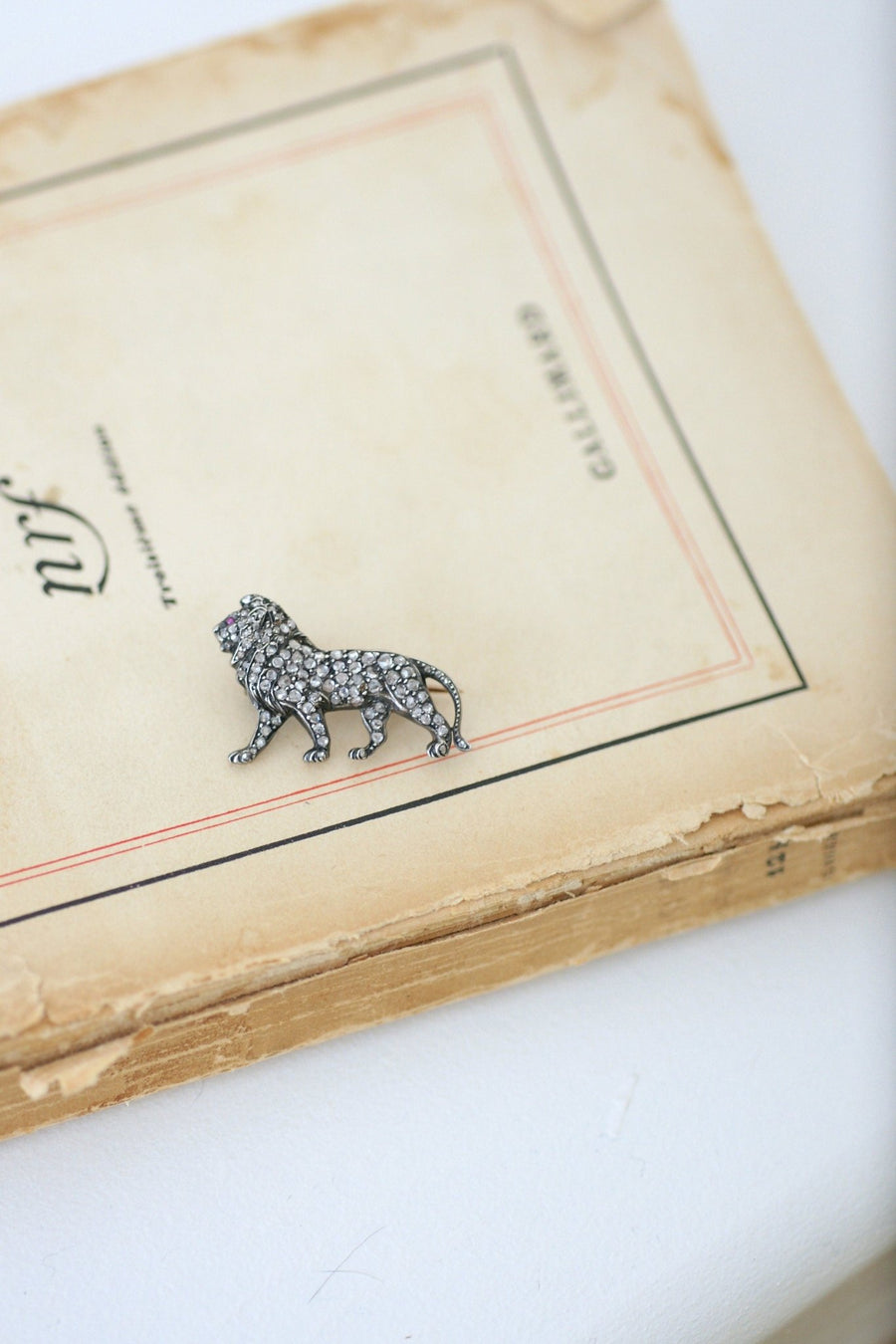 Lion brooch with diamonds - Penelope Gallery