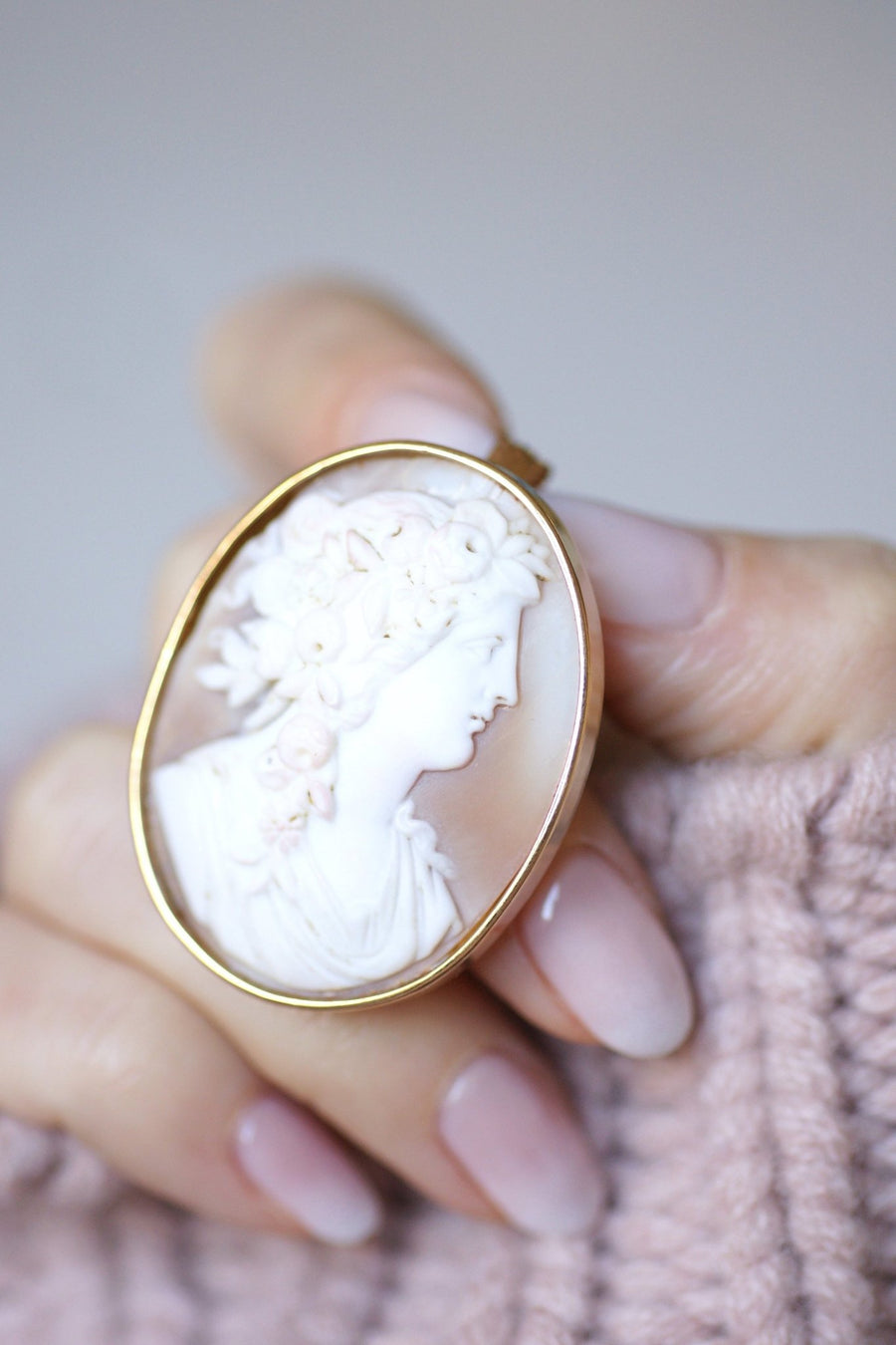 Oval yellow gold and shell cameo pendant brooch - Galerie Pénélope