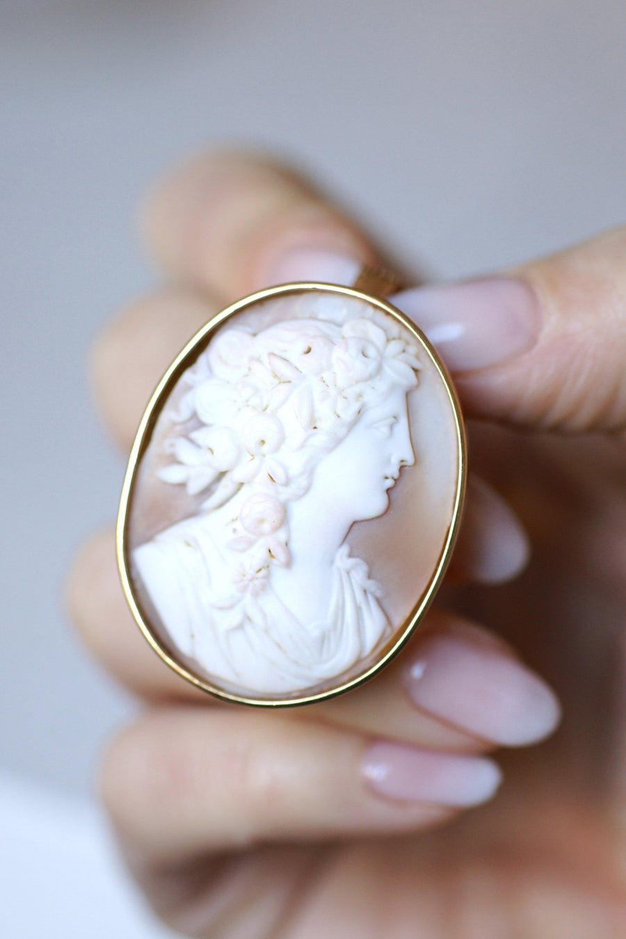 Oval yellow gold and shell cameo pendant brooch - Galerie Pénélope