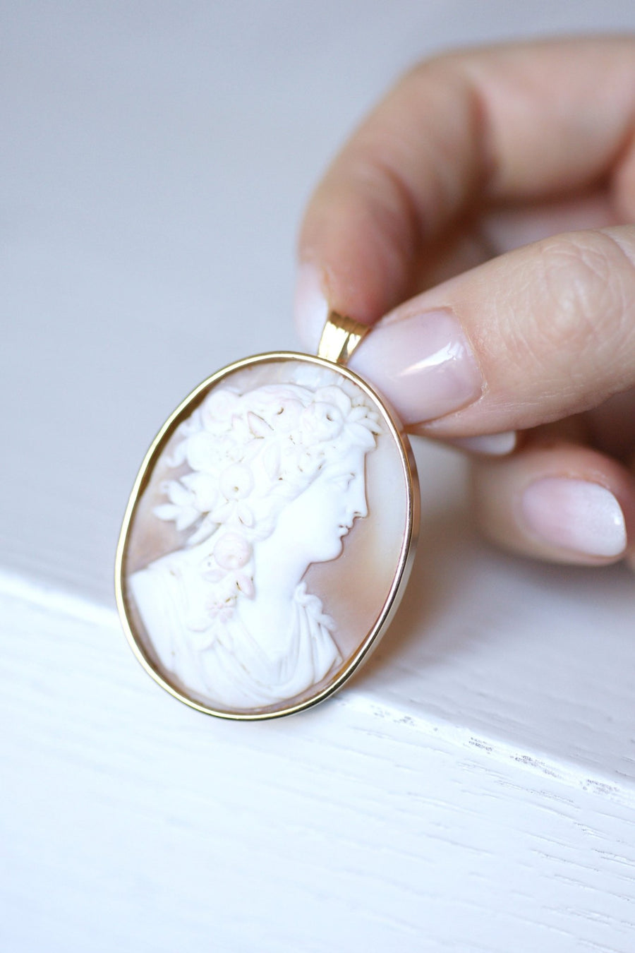 Oval yellow gold and shell cameo pendant brooch - Galerie Pénélope
