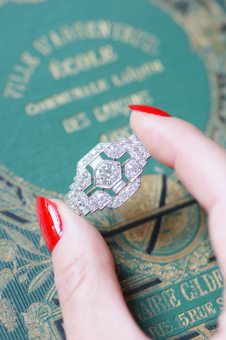 Art Deco gold, platinum, and diamond plate brooch - Galerie Pénélope