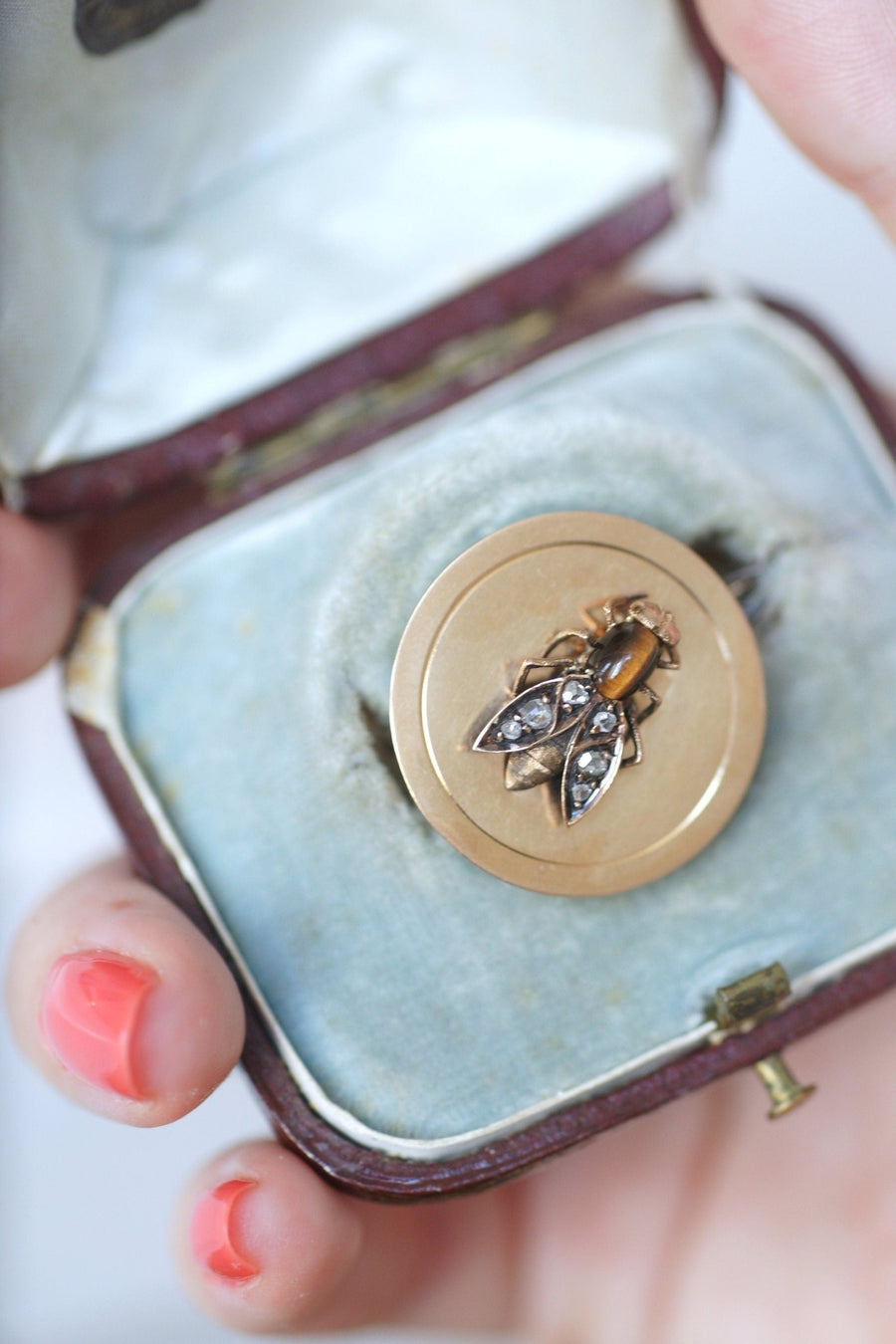 Round bee, tiger eye and diamond brooch - Galerie Pénélope