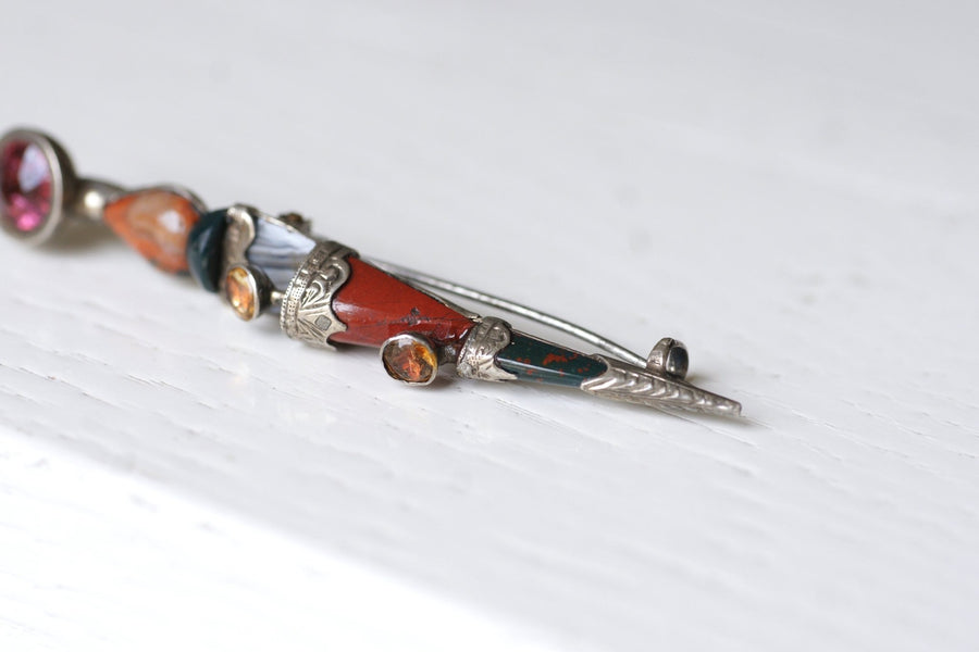 Antique Scottish Surin brooch in silver, garnet, citrine, jasper, and agate - Galerie Pénélope