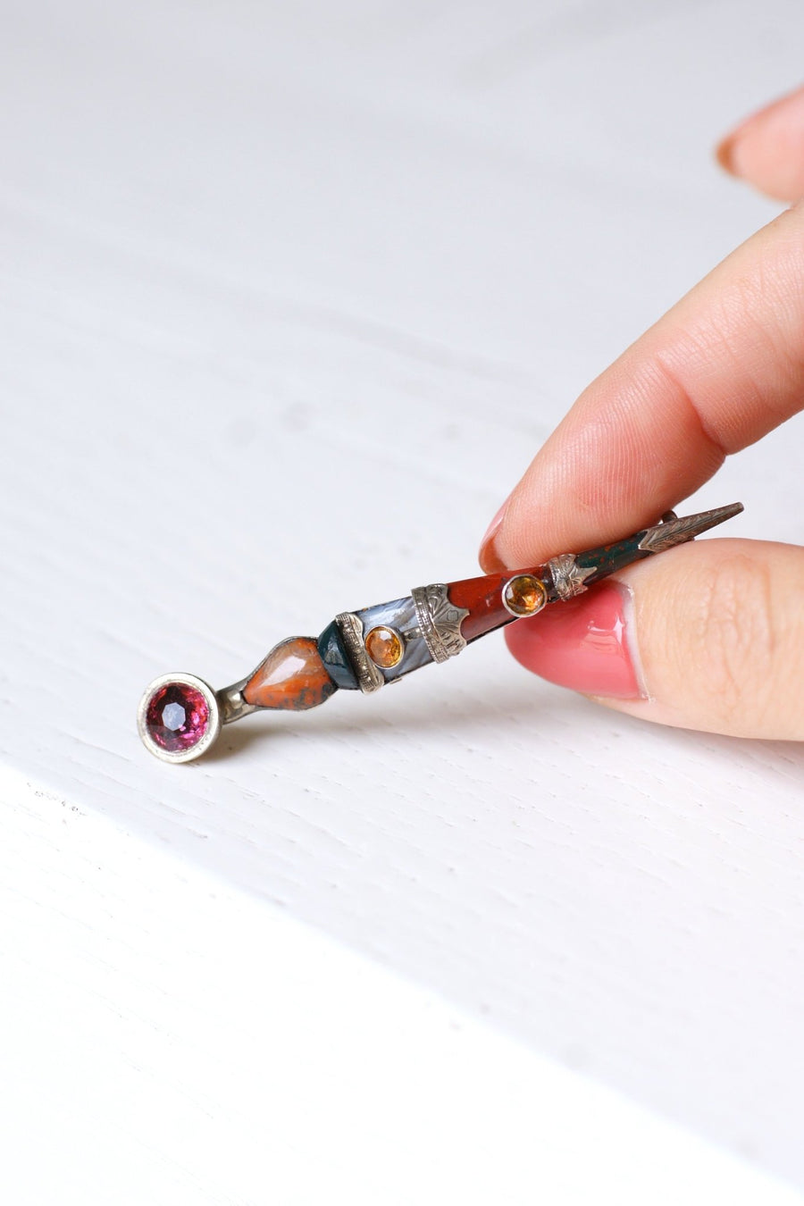 Antique Scottish Surin brooch in silver, garnet, citrine, jasper, and agate - Galerie Pénélope