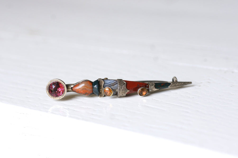 Antique Scottish Surin brooch in silver, garnet, citrine, jasper, and agate - Galerie Pénélope