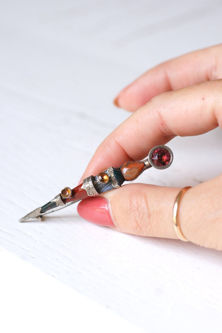 Antique Scottish Surin brooch in silver, garnet, citrine, jasper, and agate - Galerie Pénélope