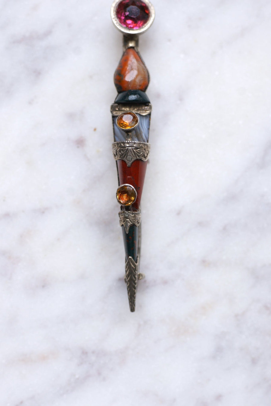 Antique Scottish Surin brooch in silver, garnet, citrine, jasper, and agate - Galerie Pénélope