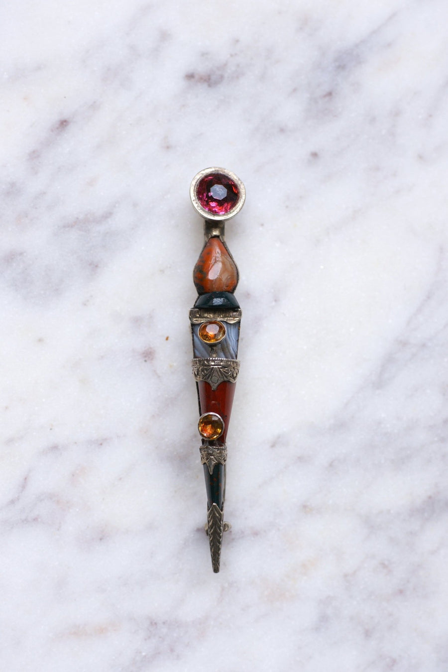 Antique Scottish Surin brooch in silver, garnet, citrine, jasper, and agate - Galerie Pénélope