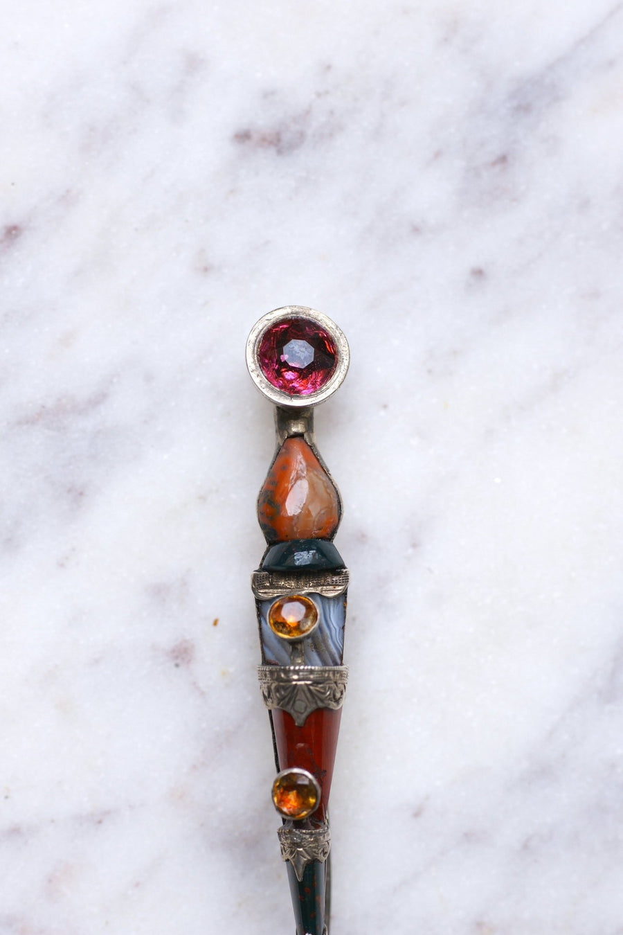 Antique Scottish Surin brooch in silver, garnet, citrine, jasper, and agate - Galerie Pénélope